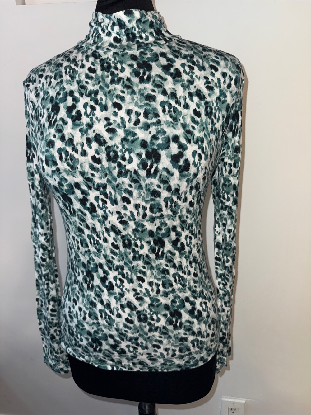 stradivarius size XL Teal and Black Leopard-Print Mock Neck Tope